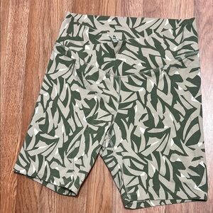❤️3 for $15 Old Navy V-cut Athletic Shorts Green and Tan Lightweight Design